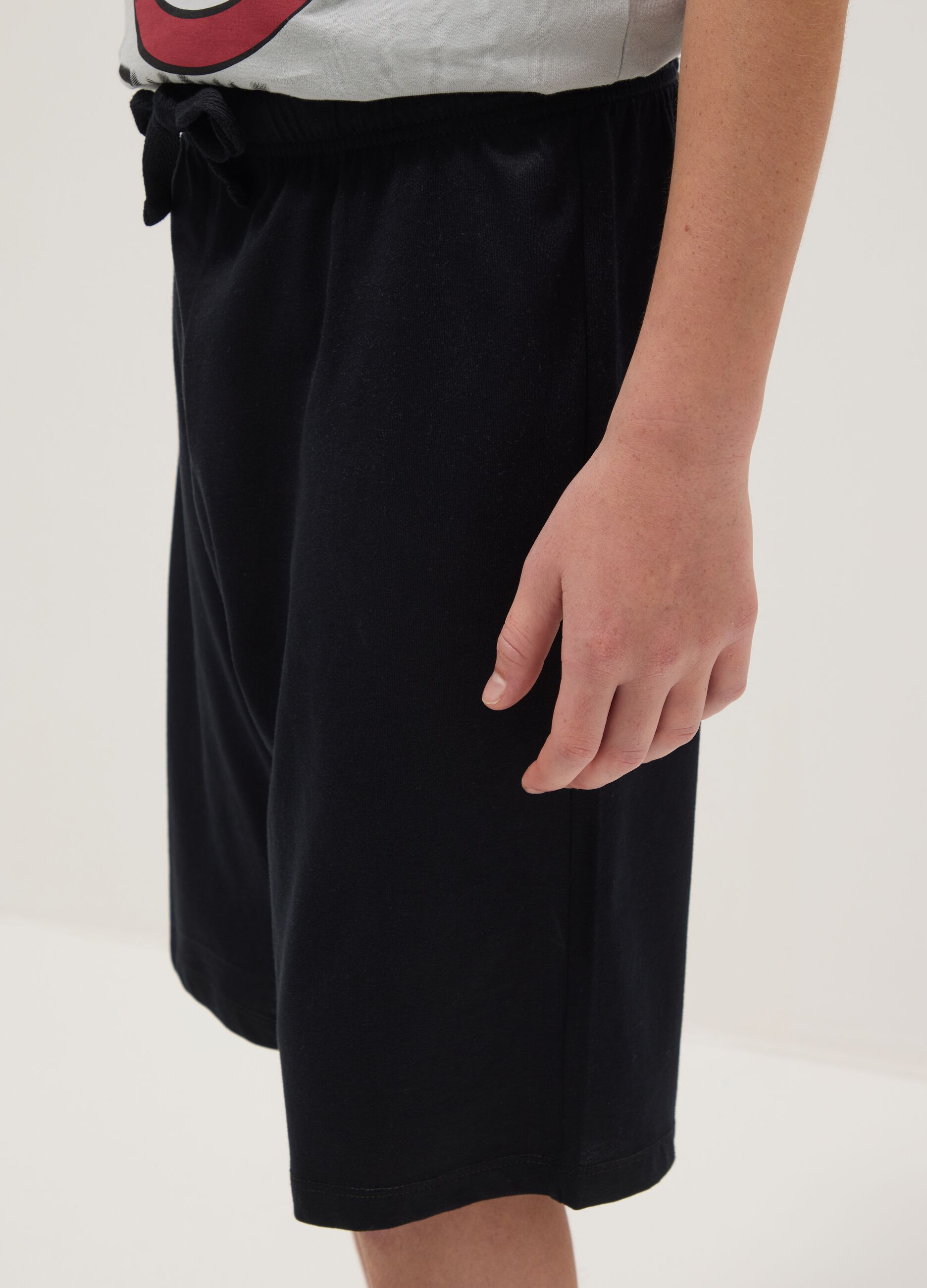 Boys&rsquo; black regular-fit shorts in 100% organic cotton