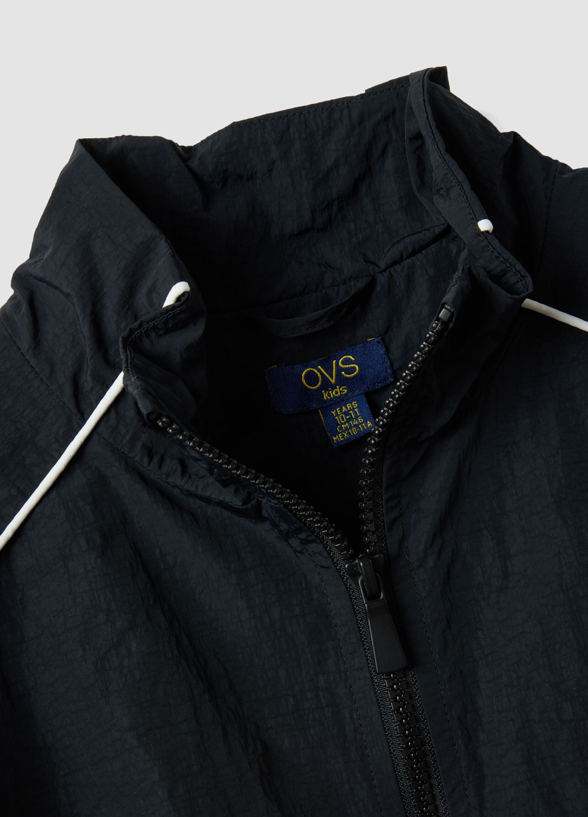 Schwarze Jacke mit Reissverschluss, Kontrastpaspeln und Stehkragen f&uuml;r M&auml;dchen