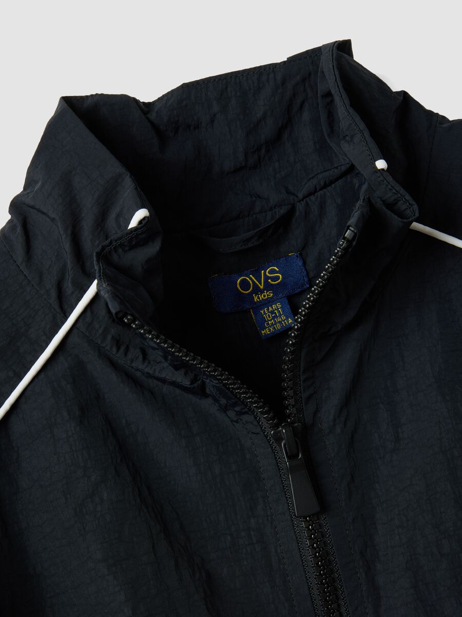 Black zip-up jacket with contrasting piping and high neck for girls_2