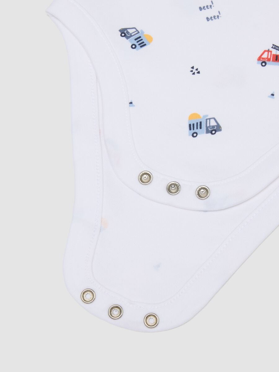 3-pack of blue and white organic cotton baby bodysuits with cars_3