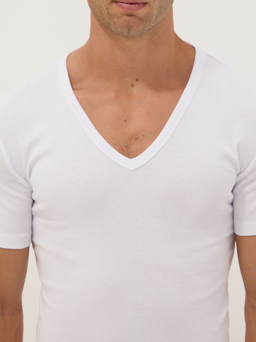 2-pack of white organic cotton T-shirts with deep V-neck_1