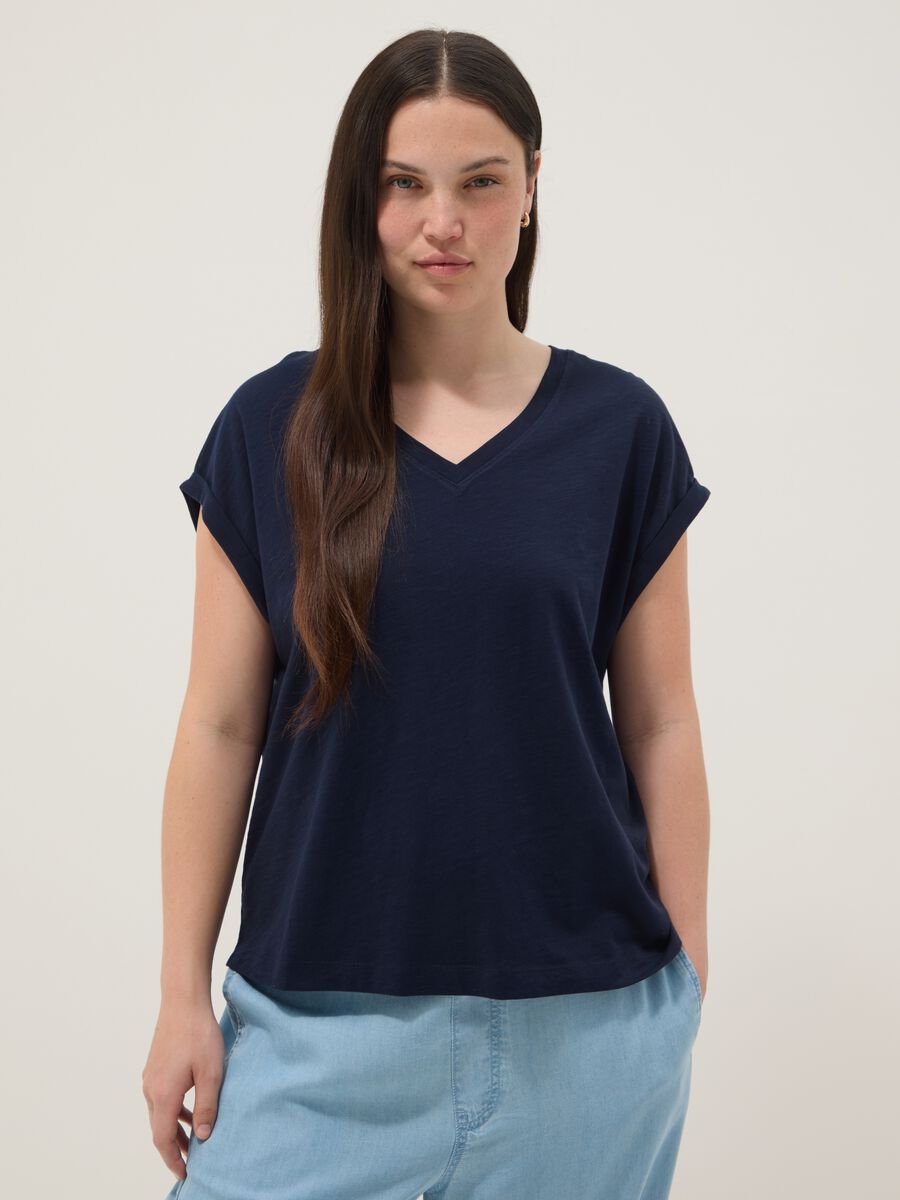 Kurzarm-T-Shirt aus reiner Baumwolle, blau, mit V-Ausschnitt und Regular Fit_1