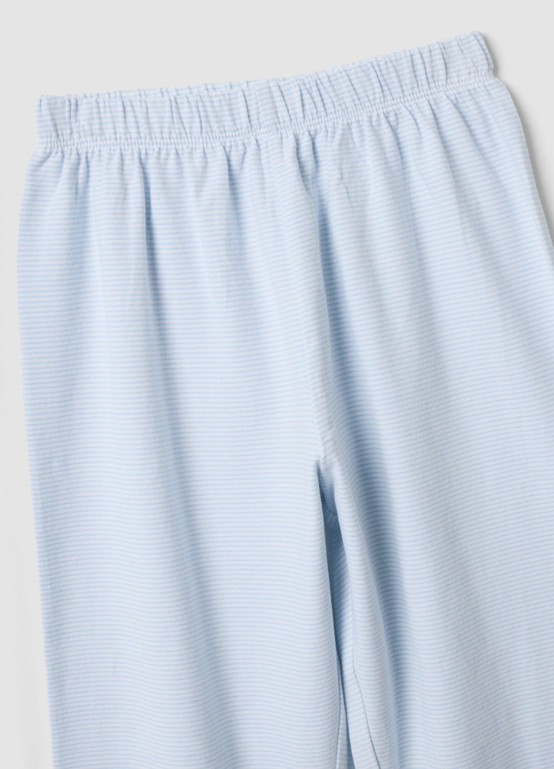 Wei&szlig;-blauer Pyjama aus elastischer Bio-Baumwolle mit Rundhalsausschnitt