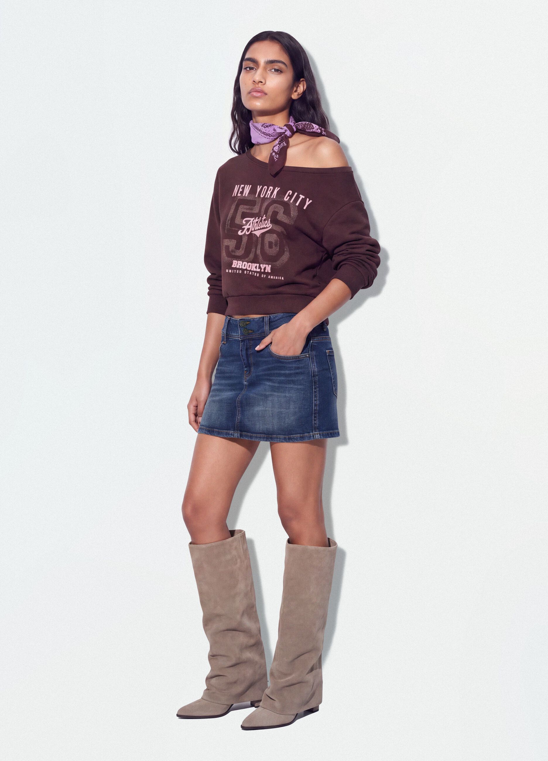Felpa marrone in misto cotone con scollo ampio regular fit