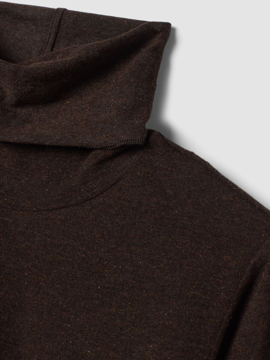 T-shirt marrone in modal e lana elasticizzata con colletto rialzato regular fit_1