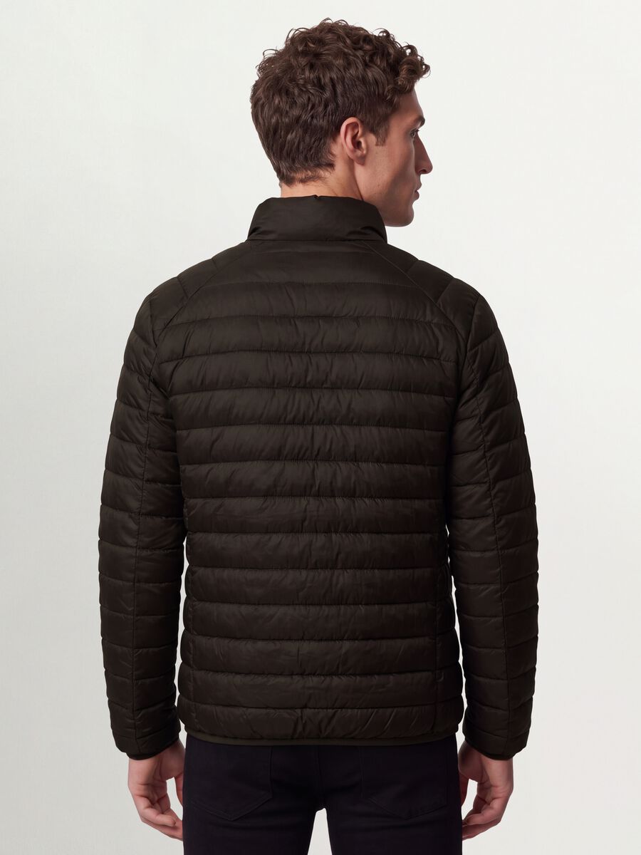 Chaqueta Ultralight marr&oacute;n acolchada, corte regular con cremallera_3