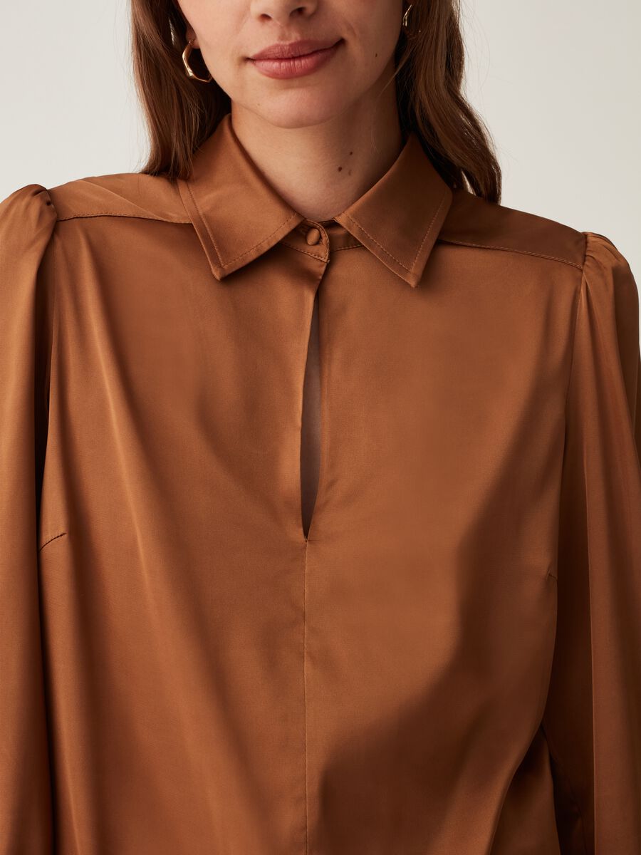 Satin blouse with puffy sleeves_3