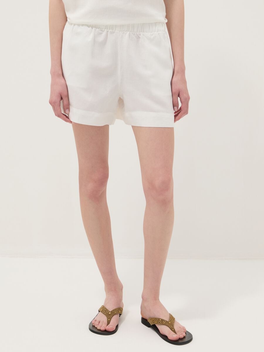Short blanco de mezcla de lino y viscosa con cintura el&aacute;stica, corte regular_1