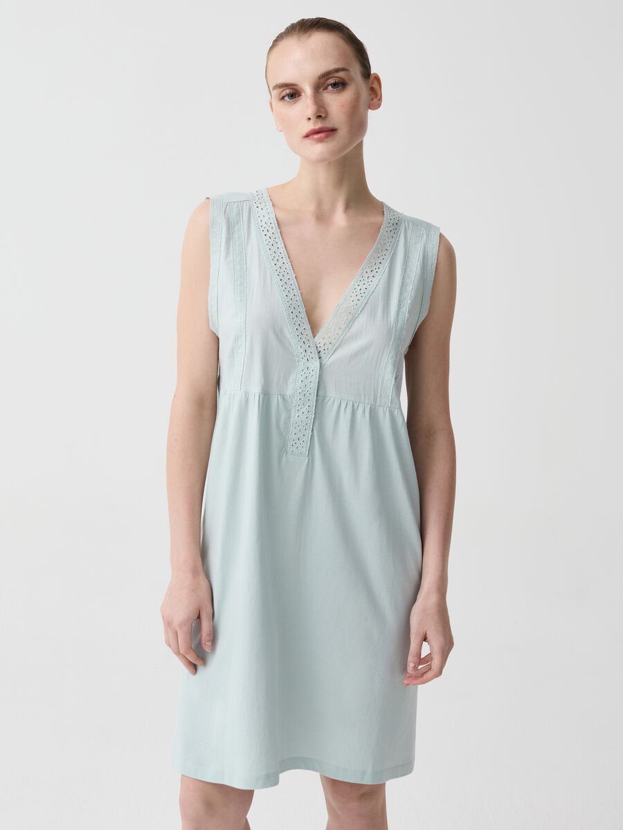 Nightdress with V neck and broderie anglaise_0