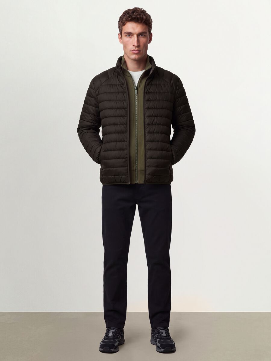 Chaqueta Ultralight marr&oacute;n acolchada, corte regular con cremallera_1