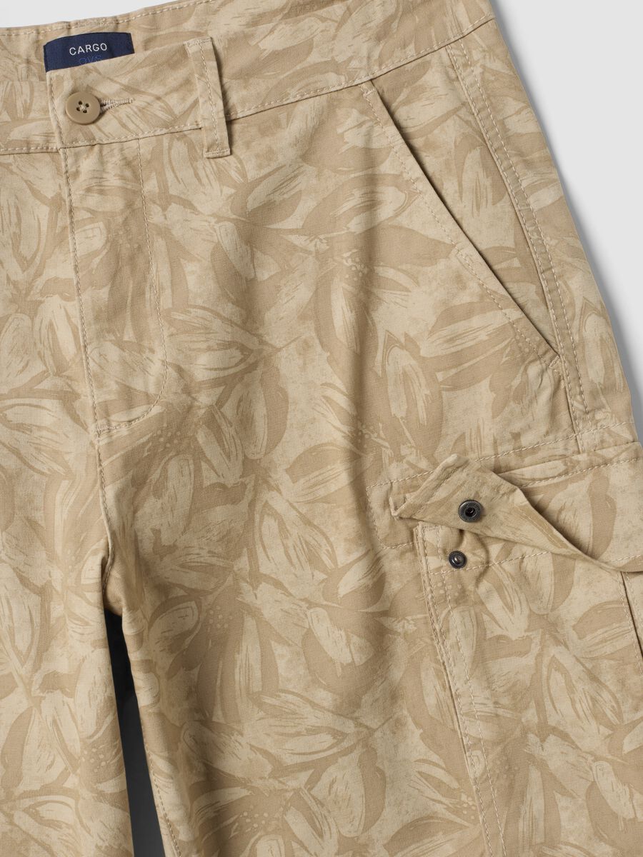 Beige stretch cotton cargo bermuda shorts_5