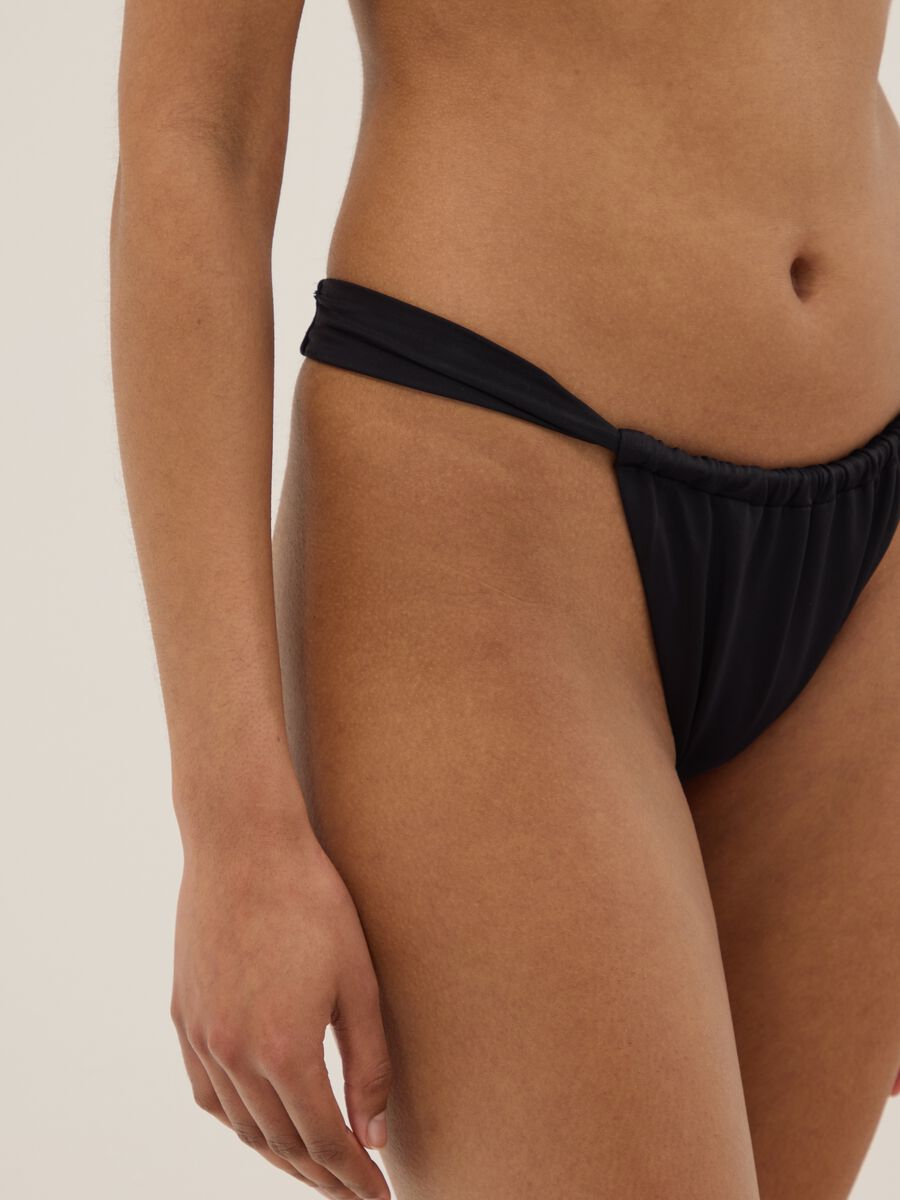 Schwarzes Bikini-H&ouml;schen aus Stretchmaterial_3