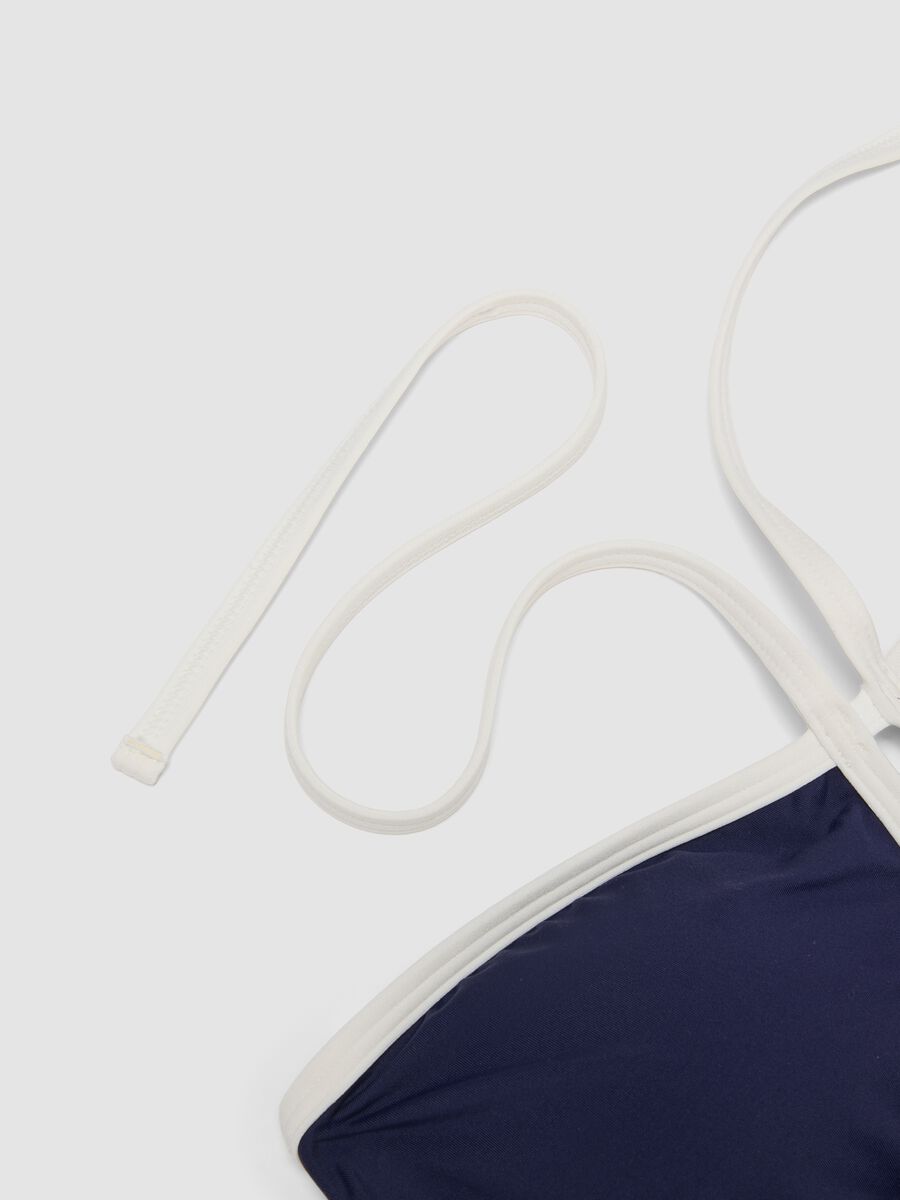 Maillot une pi&egrave;ce bleu en tissu stretch avec passepoils blancs_5