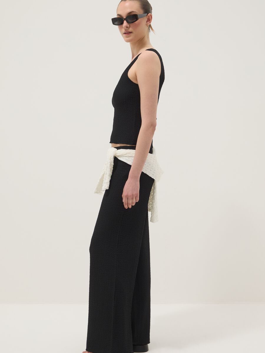 Schwarze Stretch-Hose mit weitem Bein und Crinkle-Optik_0