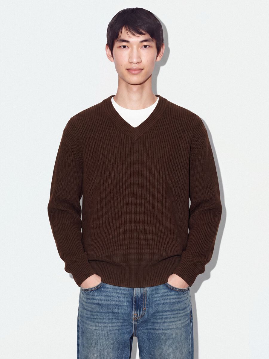 Maglia marrone in puro cotone con scollo profondo a V regular fit_0