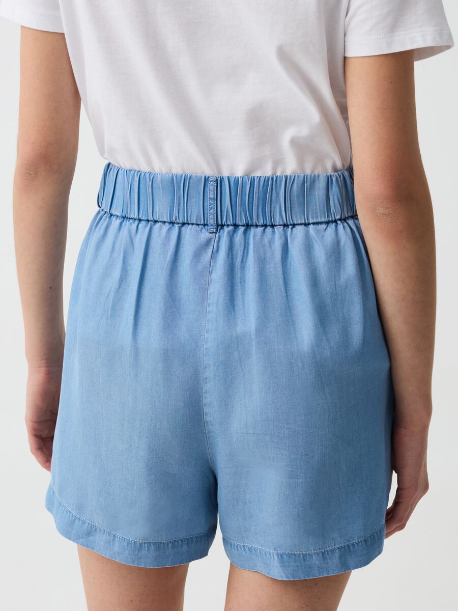 Fluid denim-effect Bermuda shorts with pleats_2