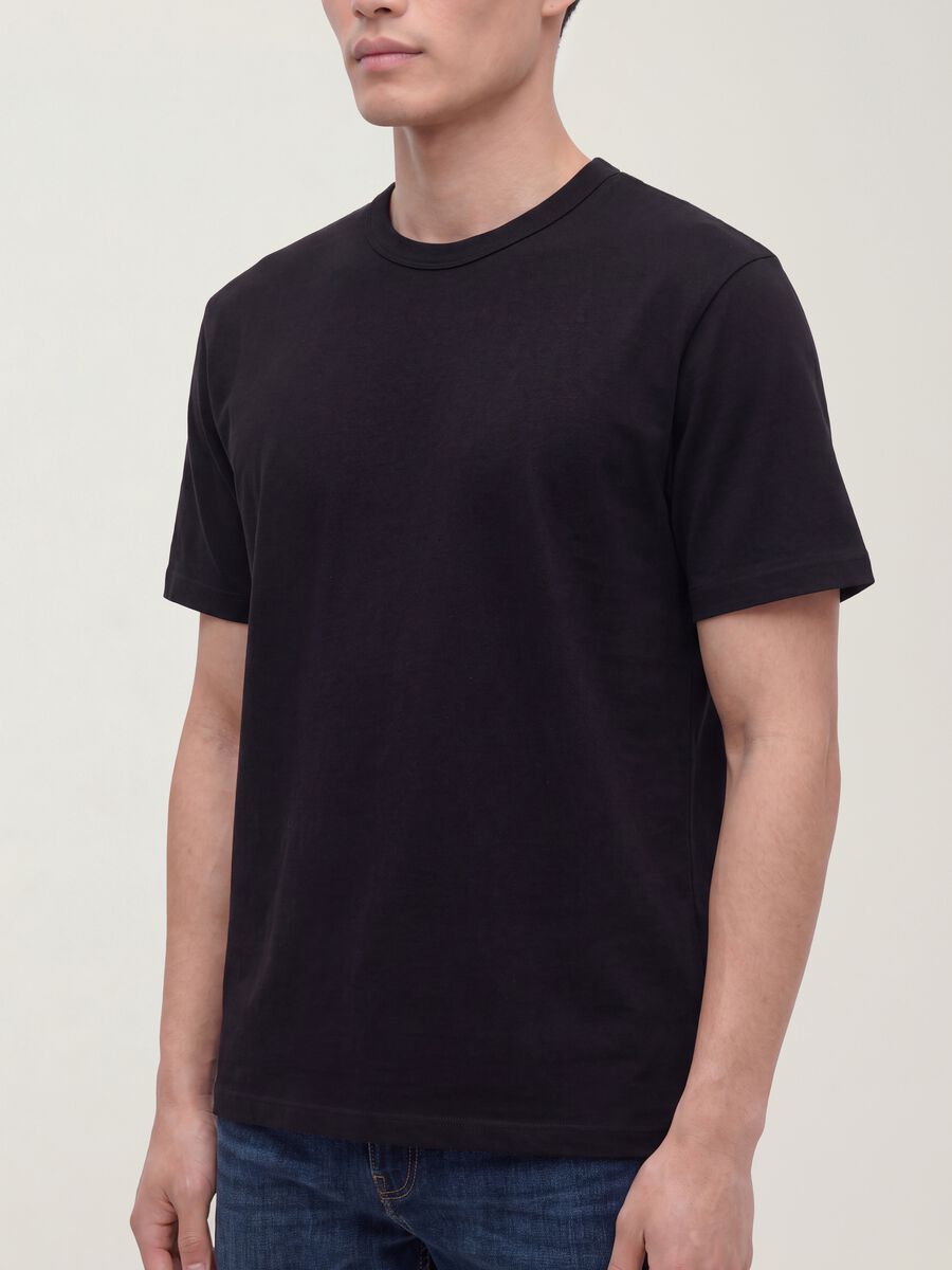 Black pure cotton crew-neck T-shirt with a relaxed fit_2