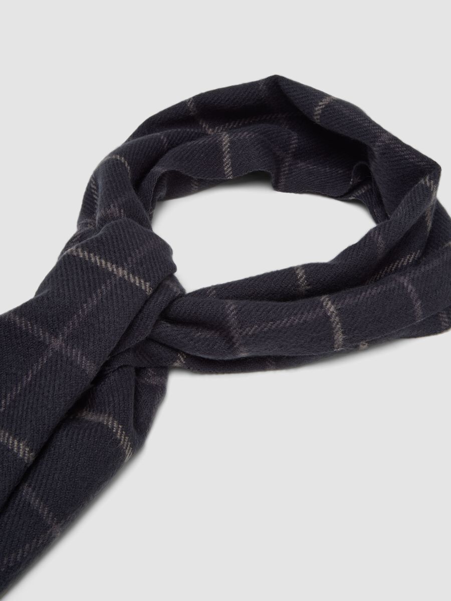Sciarpa blu navy a quadri con frange_1