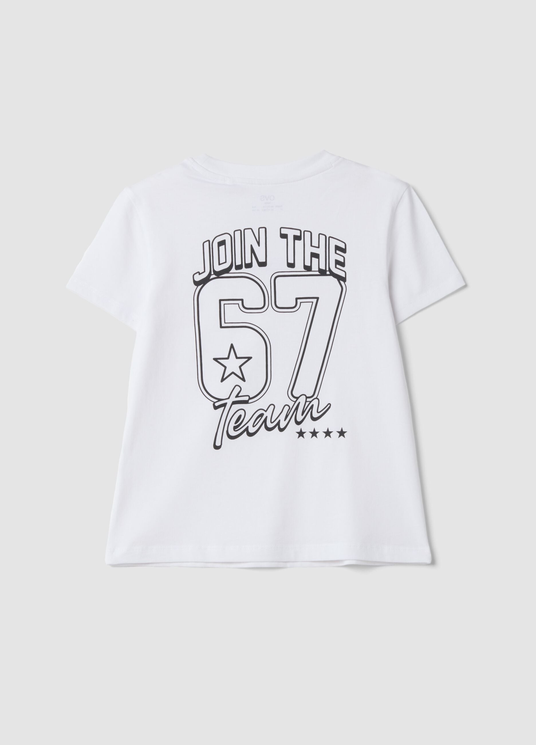&Lambda;&epsilon;&upsilon;&kappa;ό T-shirt &alpha;&pi;ό 100% &beta;&alpha;&mu;&beta;ά&kappa;&iota; &mu;&epsilon; &sigma;&tau;ά&mu;&pi;&epsilon;&sigmaf; Six Seven, regular fit