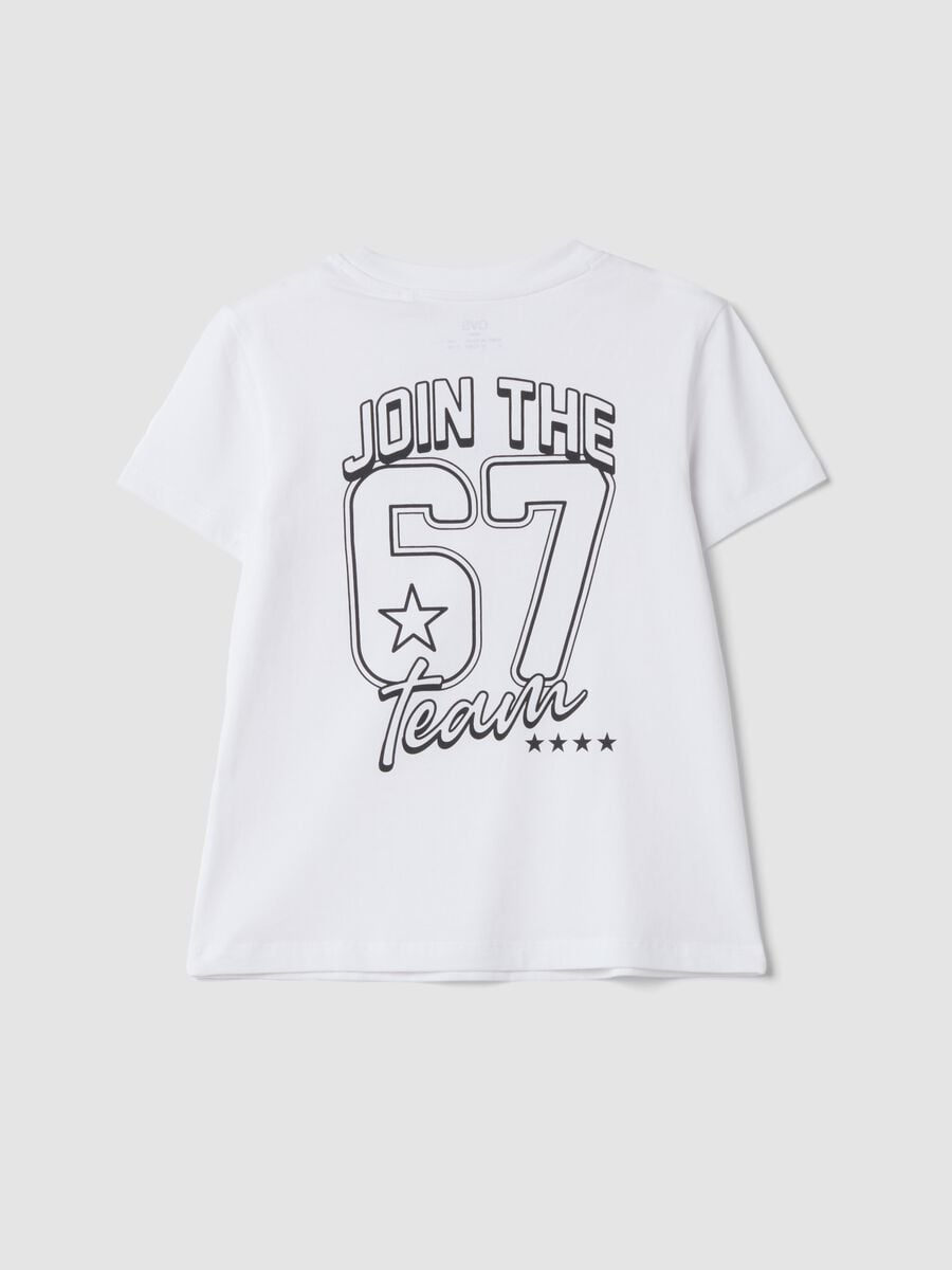 &Lambda;&epsilon;&upsilon;&kappa;ό T-shirt &alpha;&pi;ό 100% &beta;&alpha;&mu;&beta;ά&kappa;&iota; &mu;&epsilon; &sigma;&tau;ά&mu;&pi;&epsilon;&sigmaf; Six Seven, regular fit_2