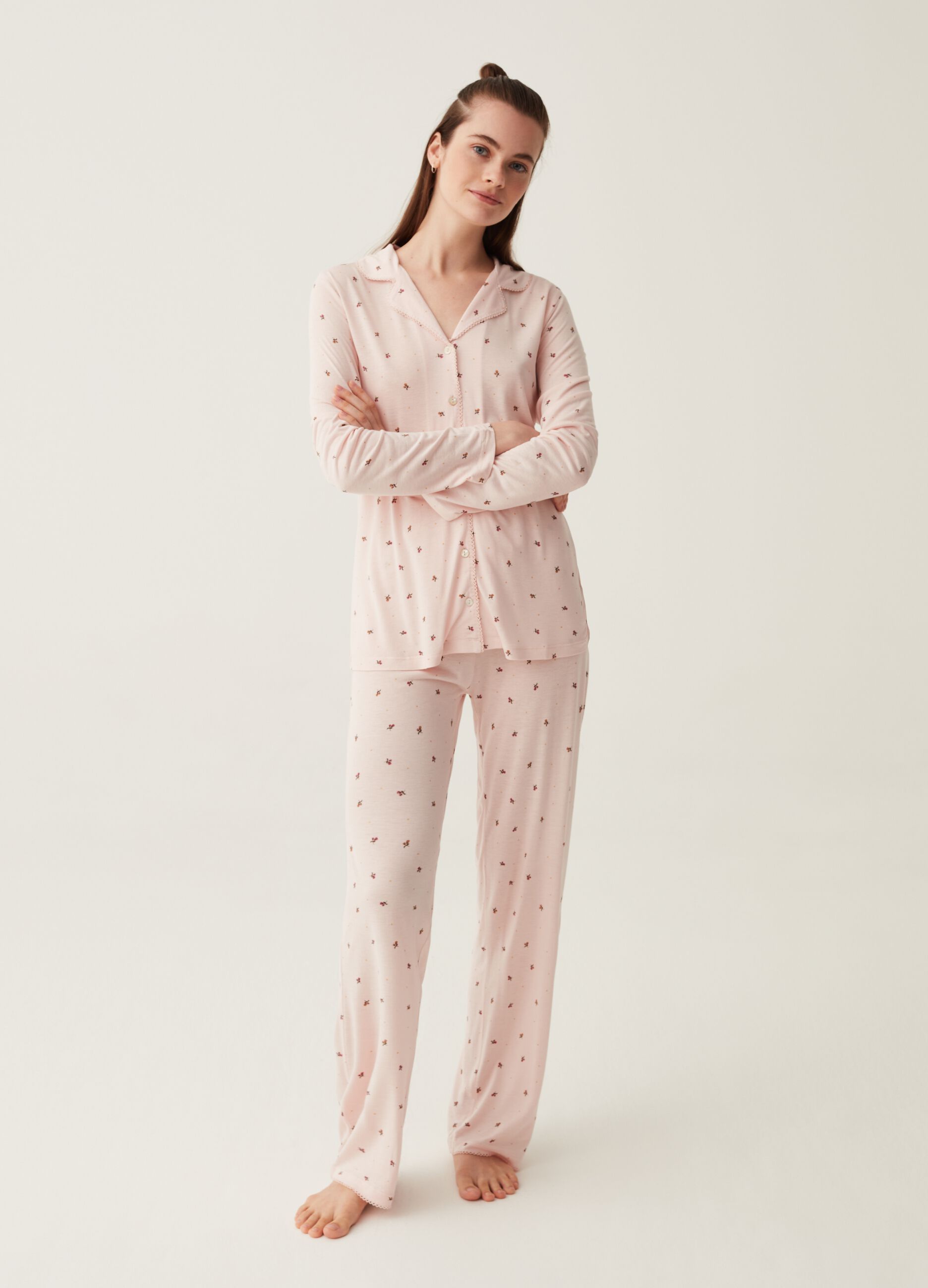 Pyjamas with polka dot and small flowers pattern_0