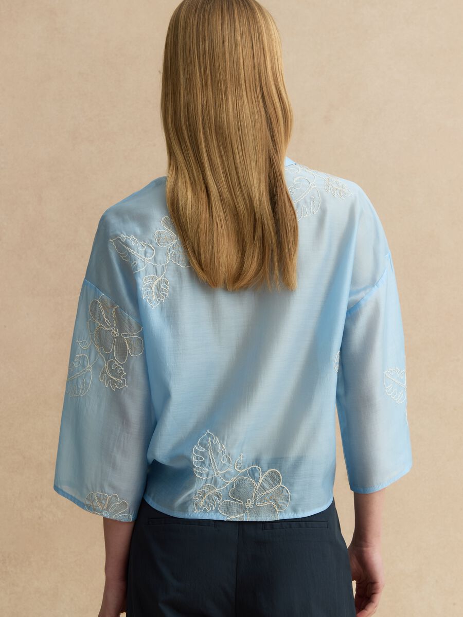 Regular Fit Hemd aus blauem Lyocell-Mix mit Blumenstickerei_3