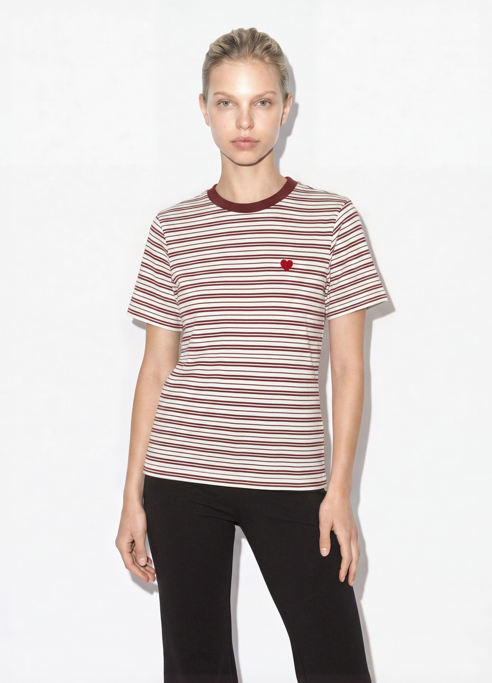 &Pi;&omicron;&lambda;ύ&chi;&rho;&omega;&mu;&omicron; &rho;&iota;&gamma;έ T-shirt relaxed fit &alpha;&pi;ό 100% &beta;&alpha;&mu;&beta;ά&kappa;&iota; &mu;&epsilon; &kappa;έ&nu;&tau;&eta;&mu;&alpha; &sigma;&tau;&omicron; &sigma;&tau;ή&theta;&omicron;&sigmaf;