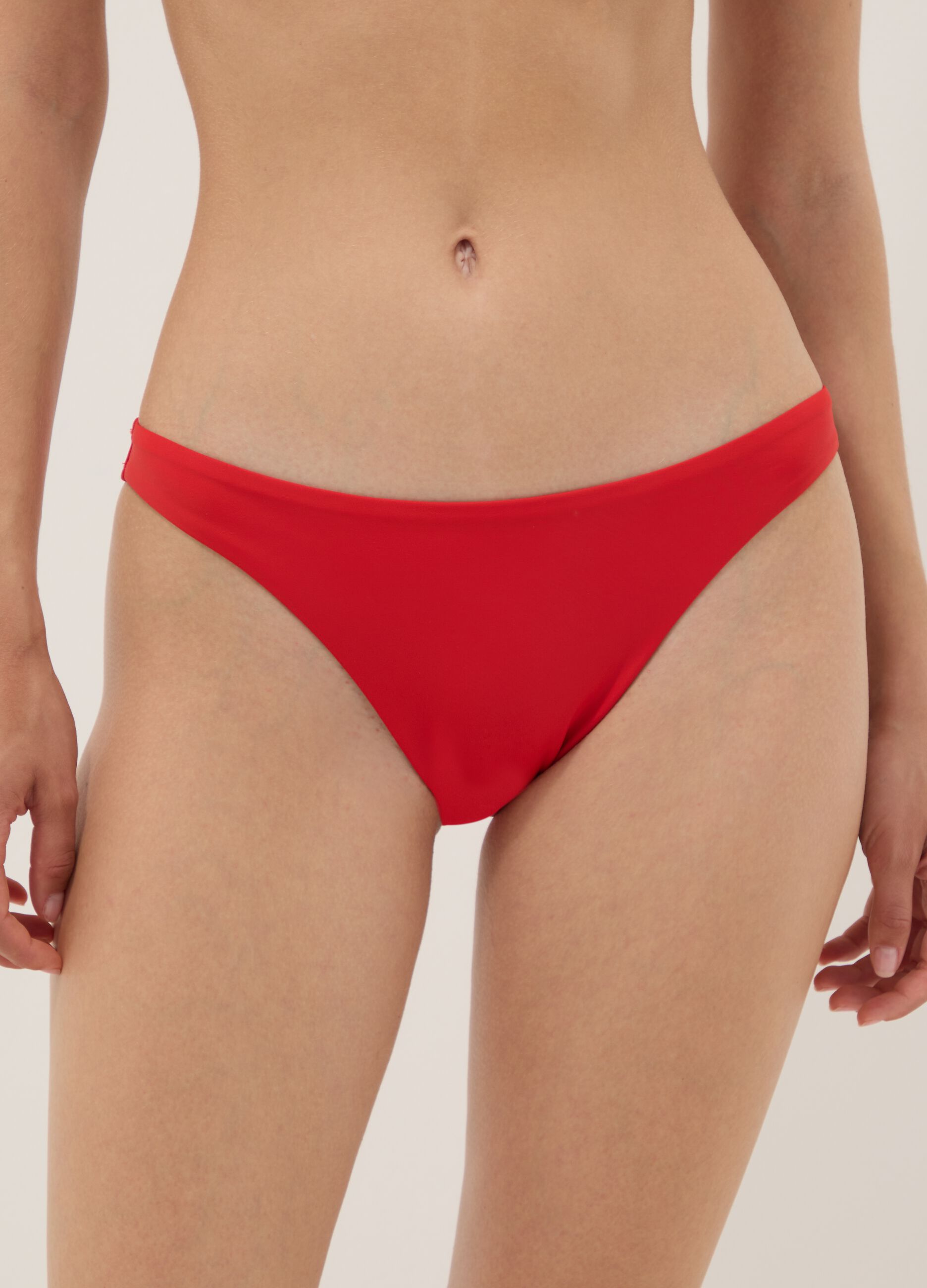 Rote Bikinihose aus elastischem Material