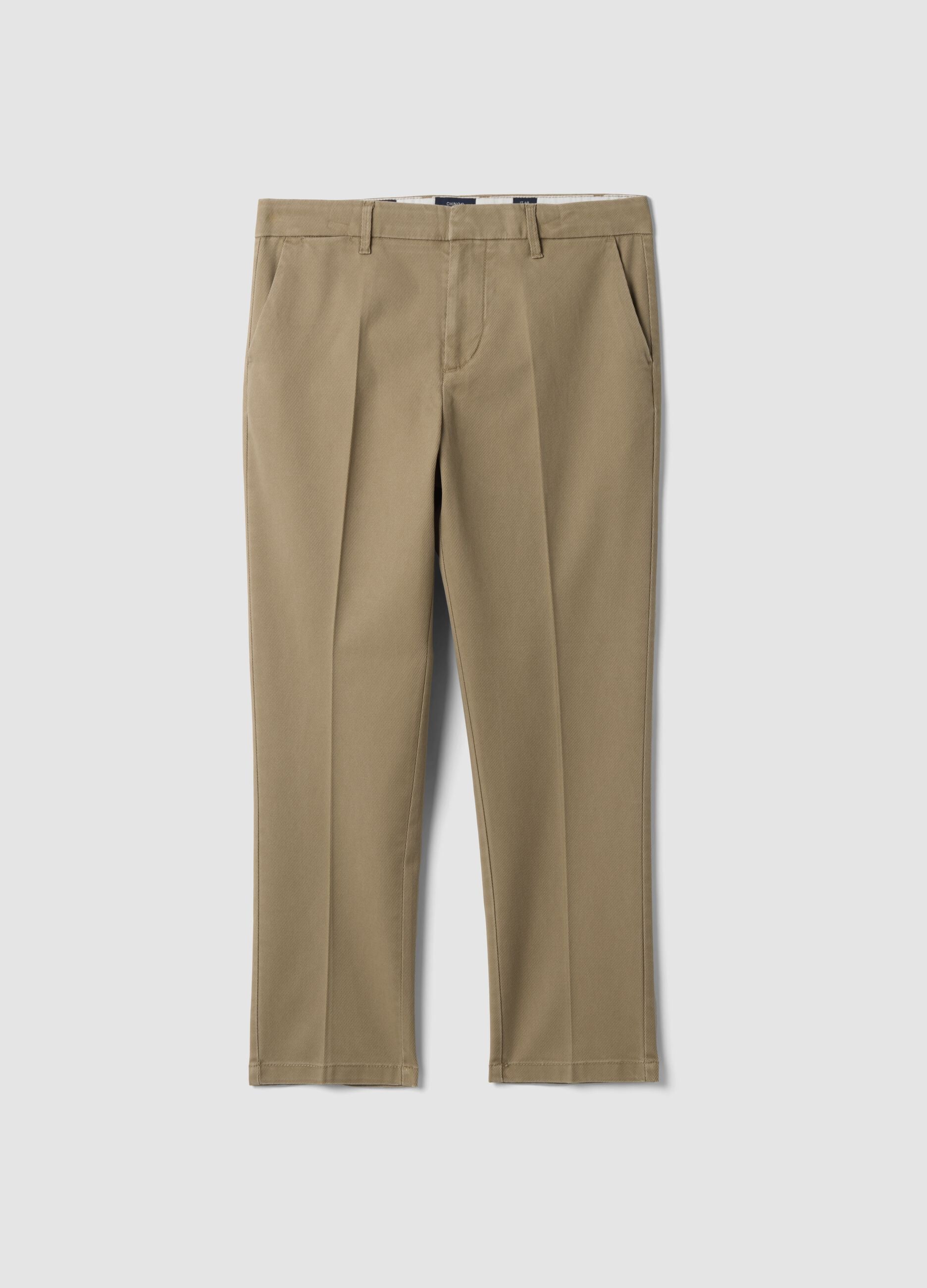 Cal&ccedil;as chino bege em sarja de algod&atilde;o el&aacute;stico, corte regular tapered