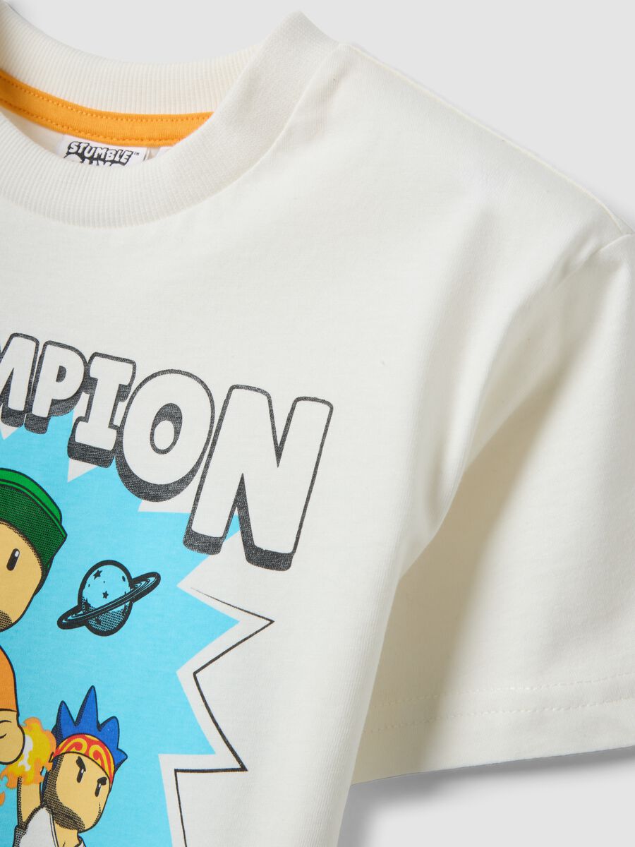 &Lambda;&epsilon;&upsilon;&kappa;ό &pi;&alpha;&iota;&delta;&iota;&kappa;ό T-shirt &alpha;&pi;ό 100% &beta;&alpha;&mu;&beta;ά&kappa;&iota; &mu;&epsilon; &sigma;&tau;ά&mu;&pi;&alpha; Stumble Guys, &kappa;&alpha;&nu;&omicron;&nu;&iota;&kappa;ή &epsilon;&phi;&alpha;&rho;&mu;&omicron;&gamma;ή_3