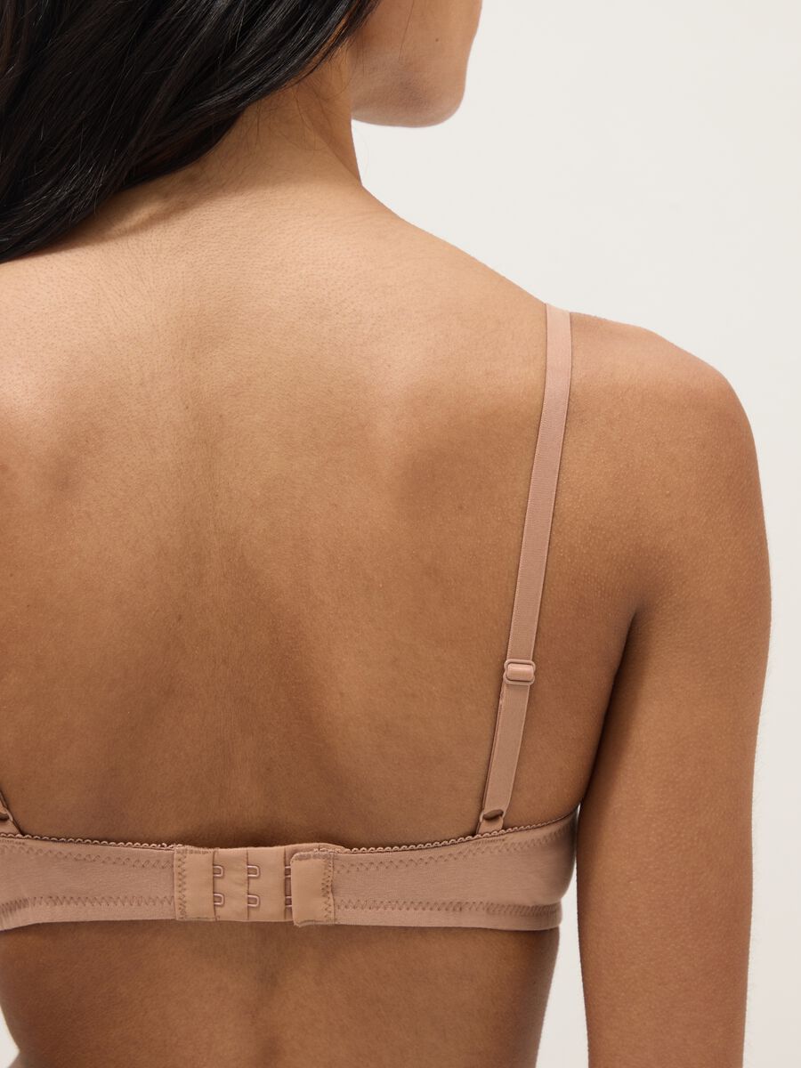 &Mu;&pi;&epsilon;&zeta; &sigma;&omicron;&upsilon;&tau;&iota;έ&nu; &alpha;&pi;ό &epsilon;&lambda;&alpha;&sigma;&tau;&iota;&kappa;ό &beta;&alpha;&mu;&beta;ά&kappa;&iota; &mu;&epsilon; &epsilon;&lambda;&alpha;&phi;&rho;&iota;ά &epsilon;&nu;ί&sigma;&chi;&upsilon;&sigma;&eta;_2