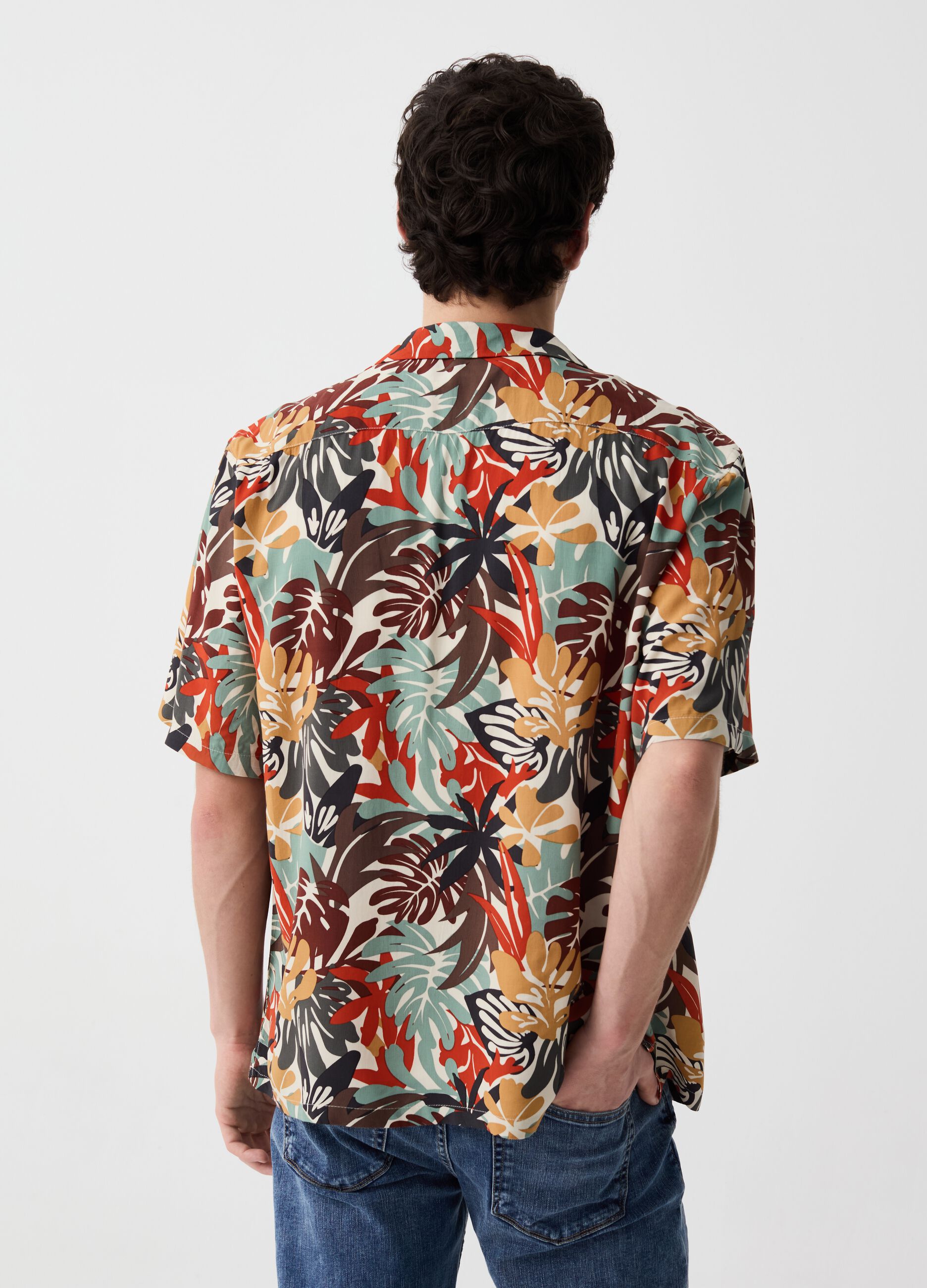 Short-sleeved shirt with tropical print
