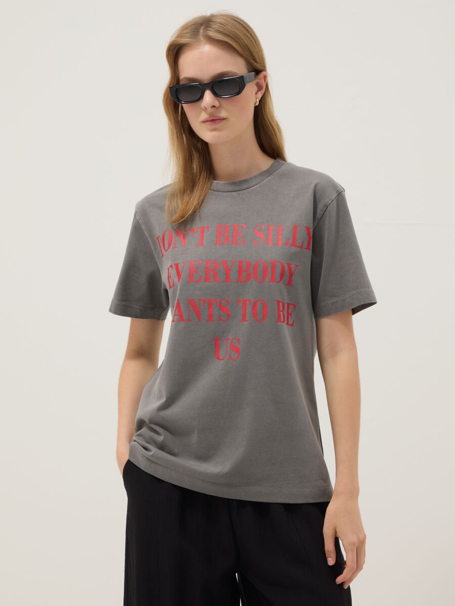 Camiseta gris de algod&oacute;n puro con estampado &ldquo;El diablo viste de Prada&rdquo;, corte oversize_0