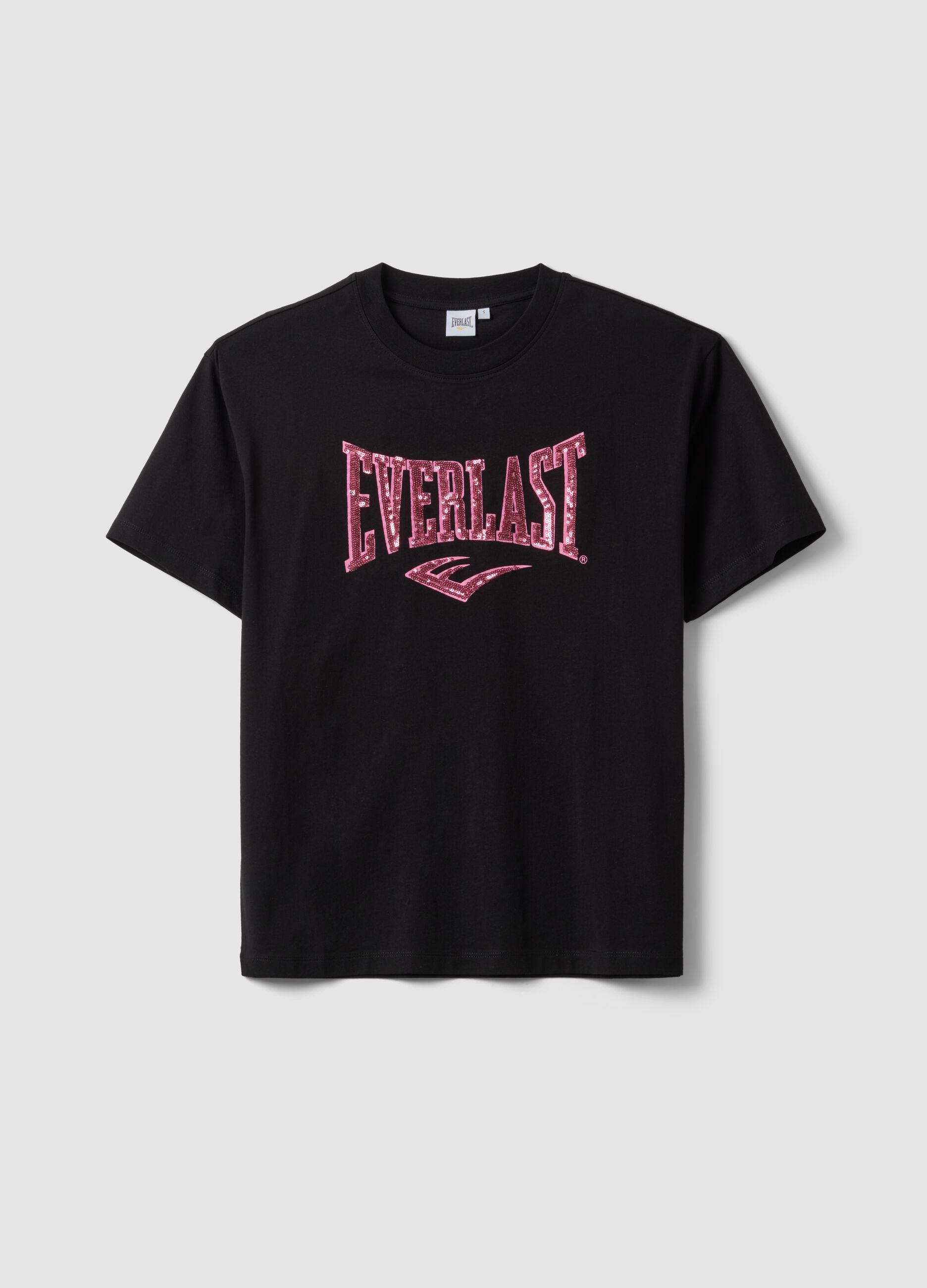 T-shirt preta em puro algod&atilde;o com estampado frontal, corte regular