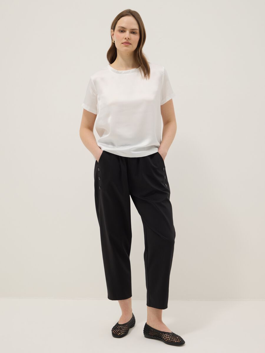 Schwarze Regular-Fit-Hose aus elastischem Baumwollmix mit Kn&ouml;pfen_0