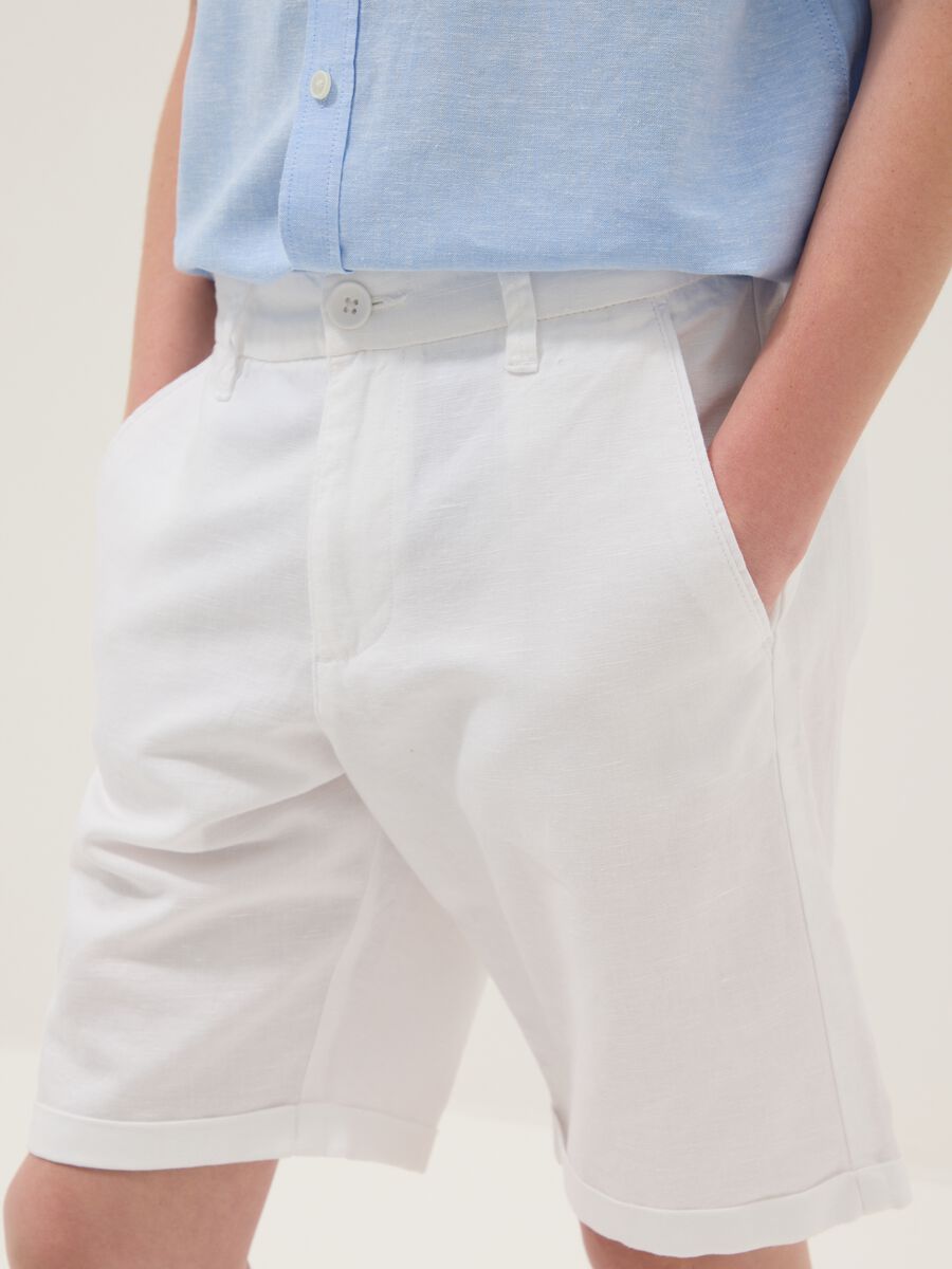 White linen and cotton blend regular-fit shorts for boys_2