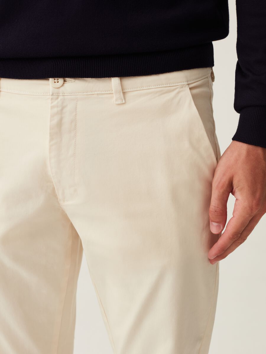 Solid colour stretch cotton chino trousers_1