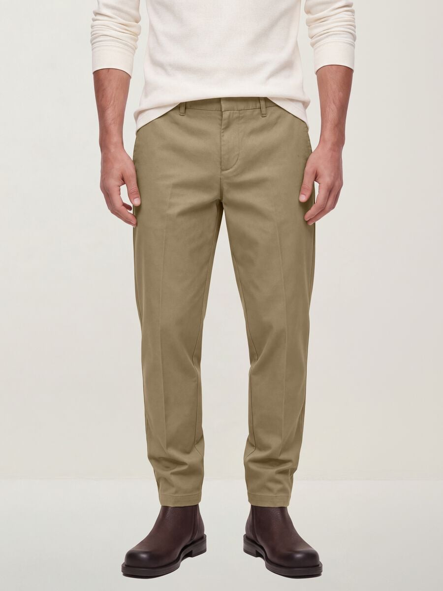 Pantaloni chino beige in twill di cotone elasticizzato regular tapered fit_1