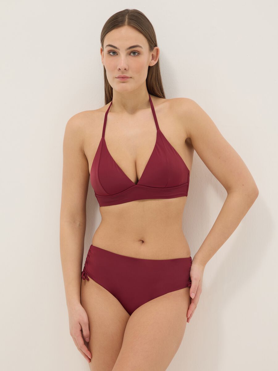 Rote elastische Bikinihose mit gerafften Seitendetails_1
