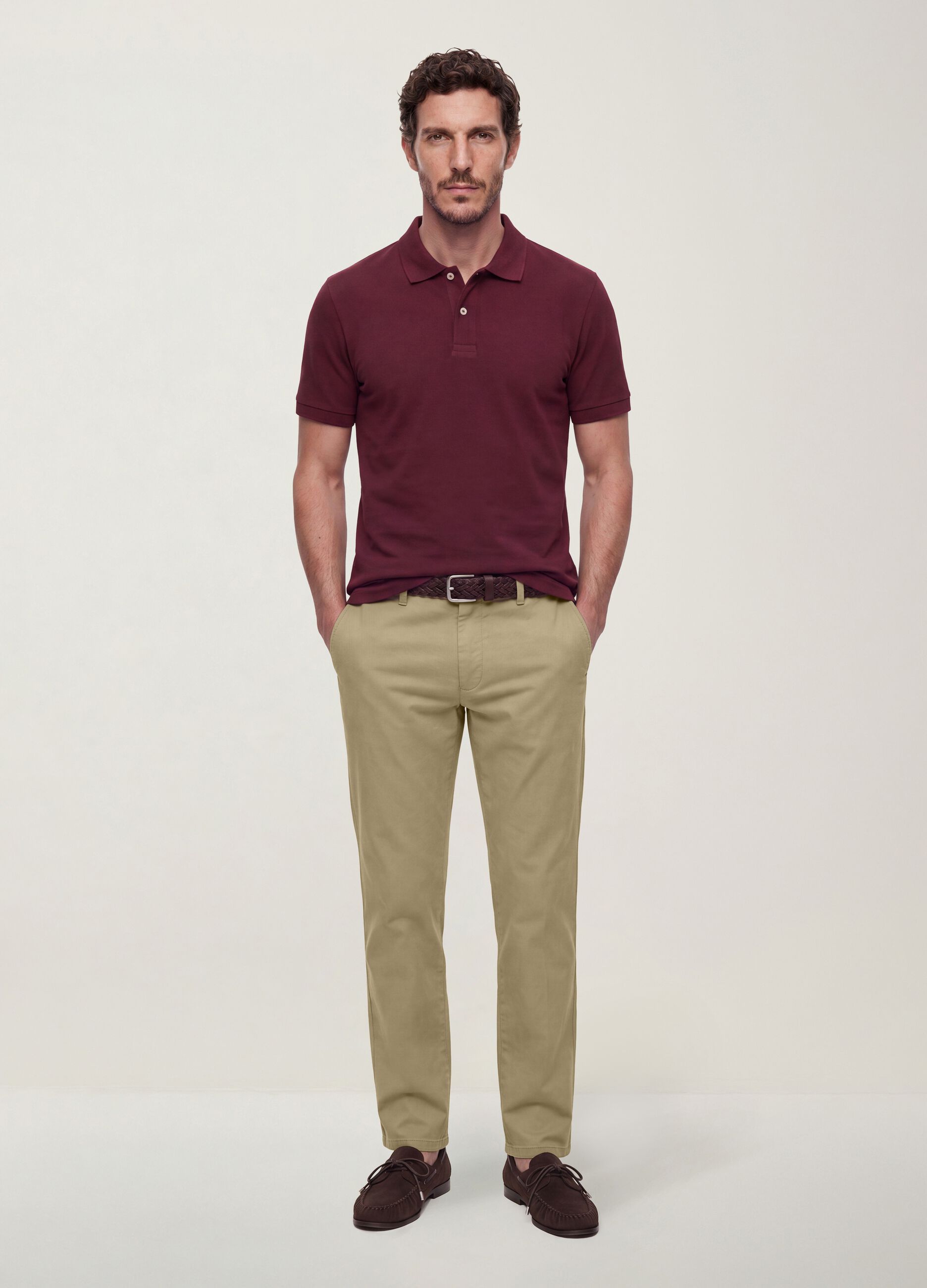 Polo rojo de piqu&eacute; 100% algod&oacute;n con cuello cl&aacute;sico, corte regular