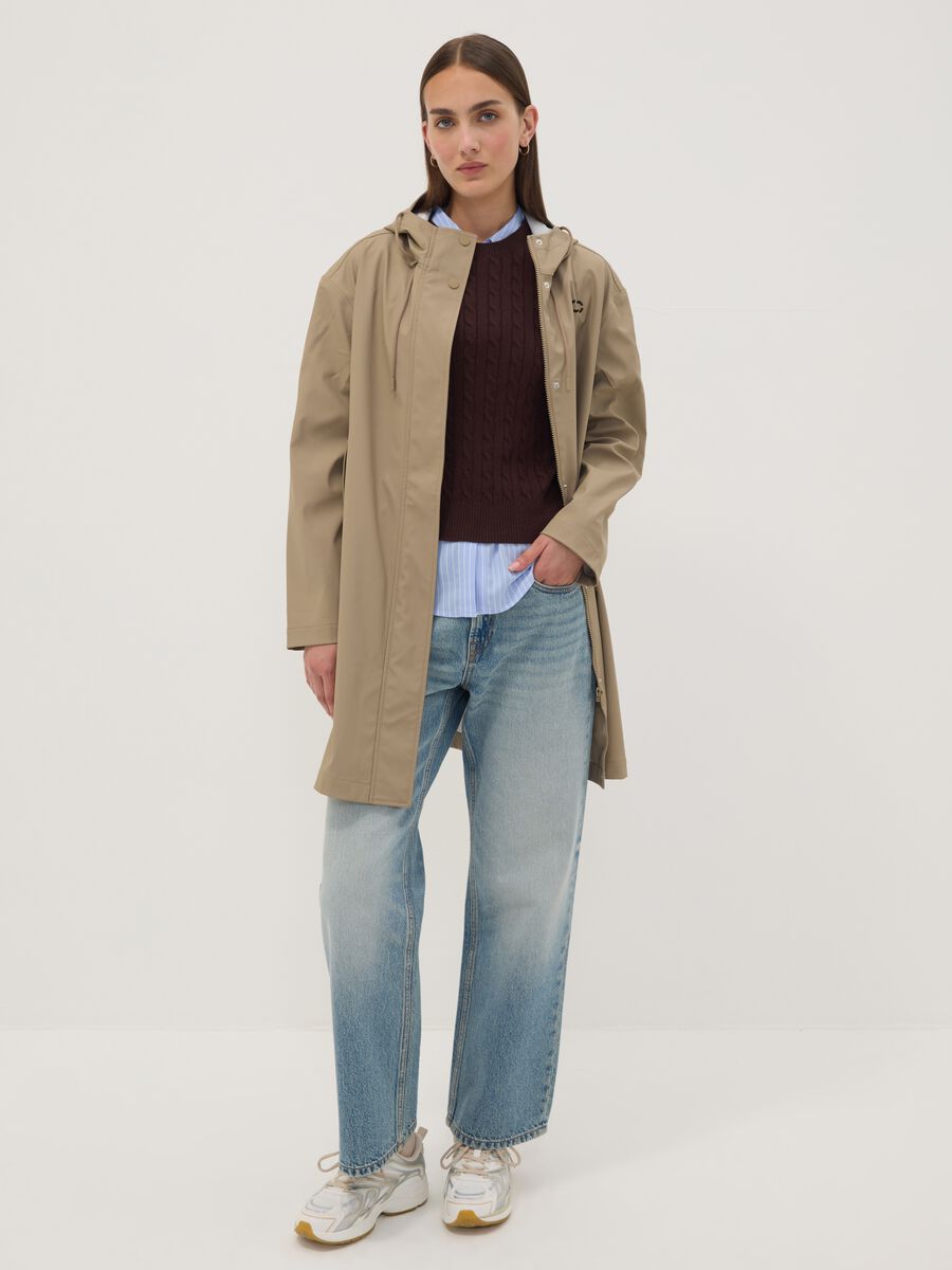 Lange beige Jacke mit Kapuze und Rei&szlig;verschluss_1