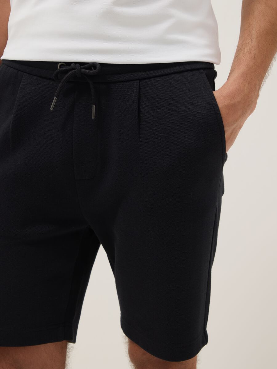 Schwarze Regular-Fit-Shorts aus reiner Baumwolle mit Kordelzug_3