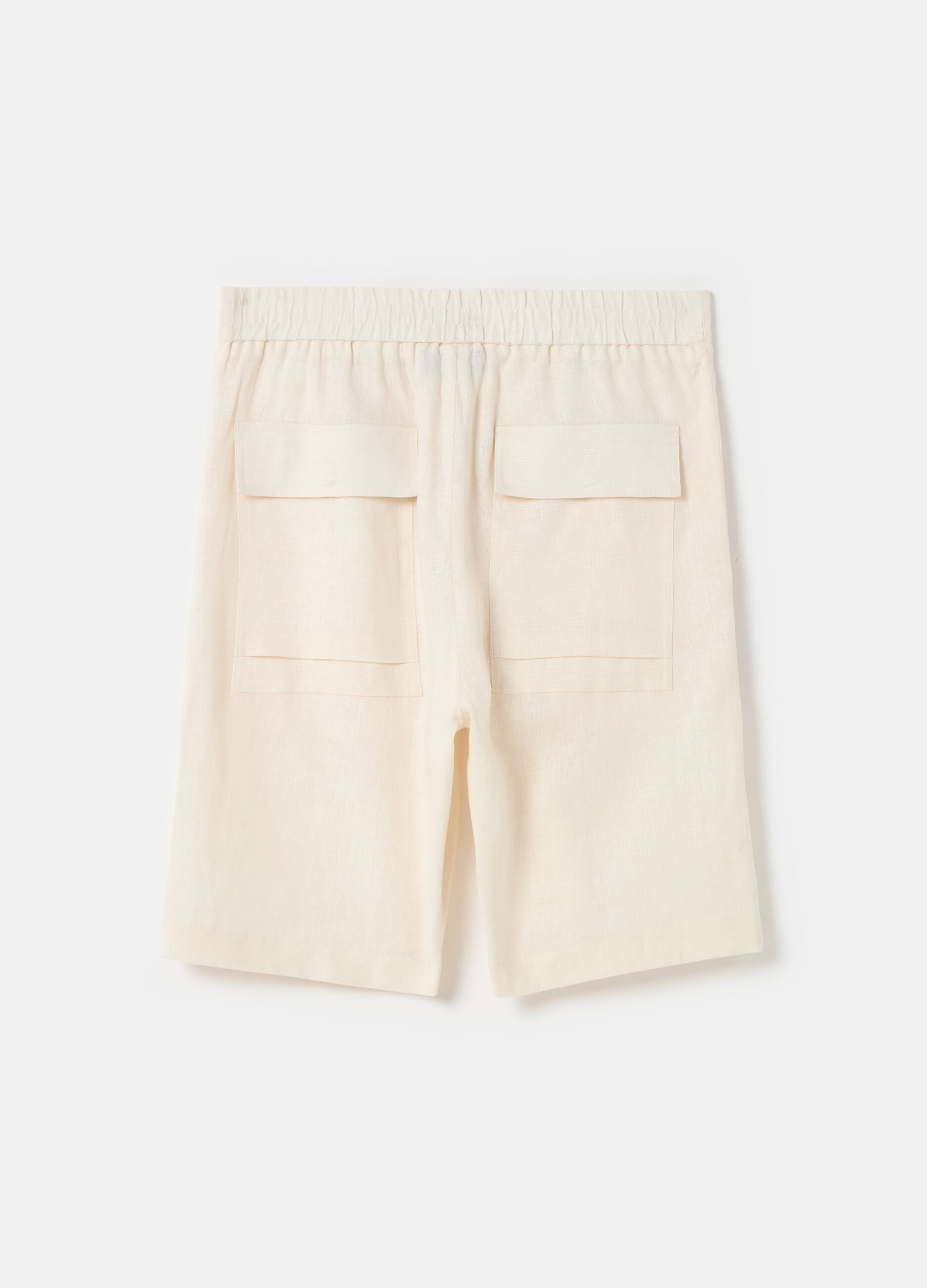Contemporary Bermuda shorts in linen