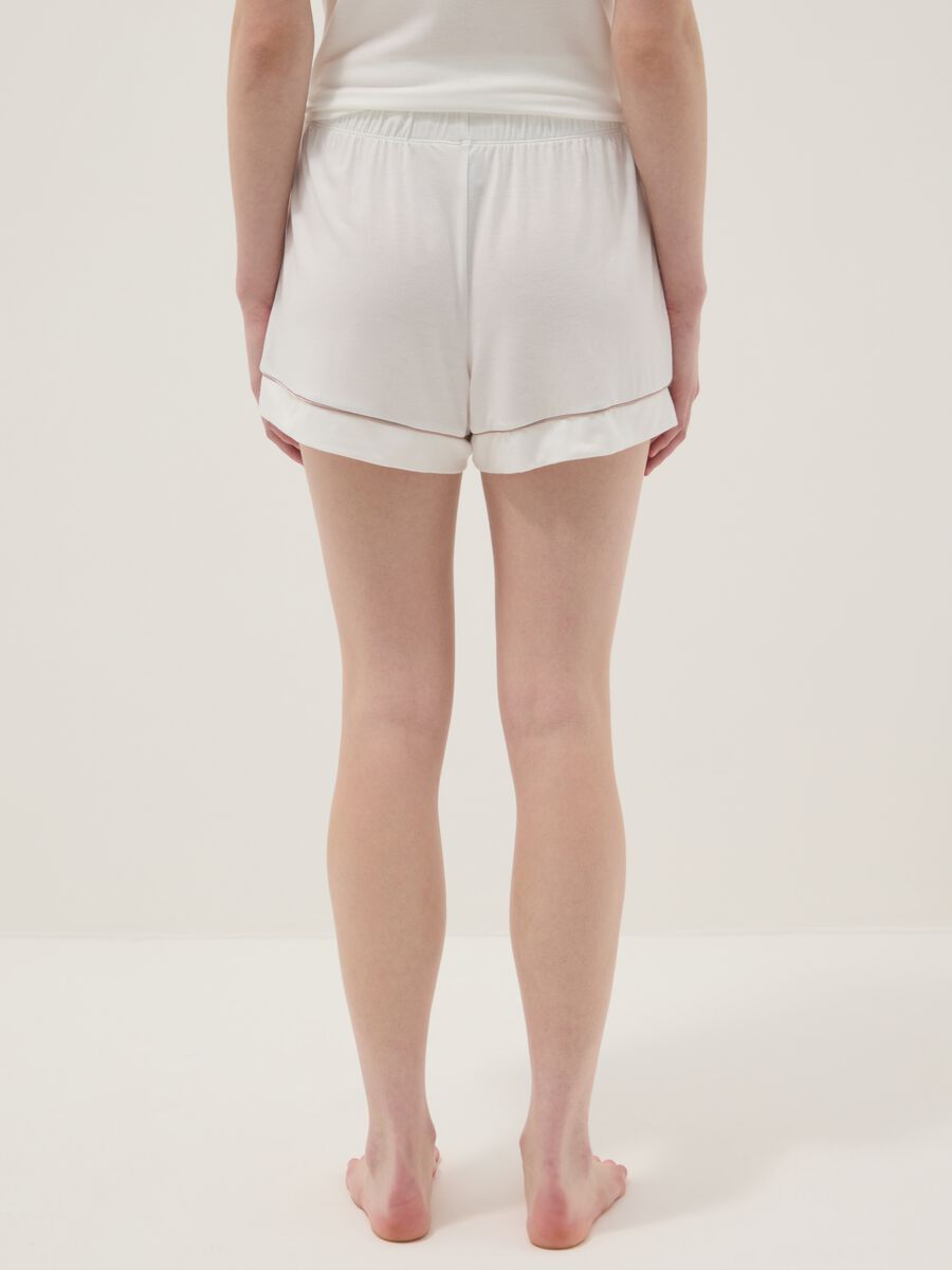 Wei&szlig;e Pyjama-Shorts aus elastischem Viskose-Mischgewebe im regular Fit_2