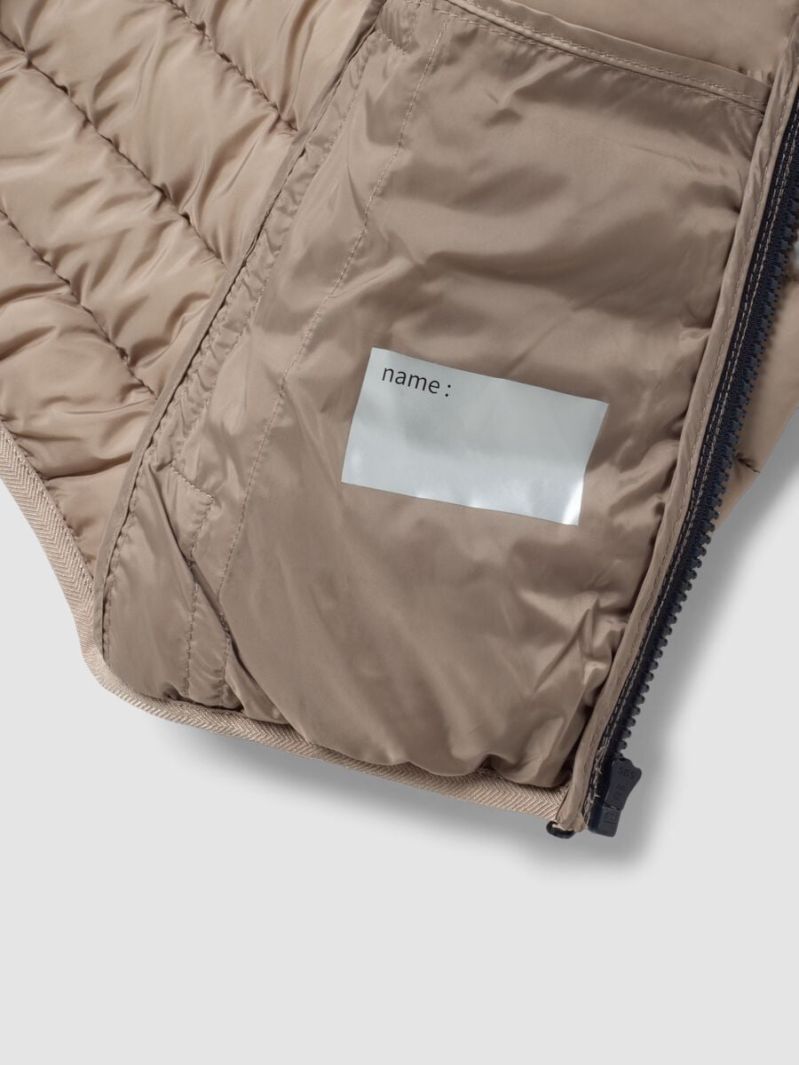 Giubbotto Utralight beige imbottito con cappuccio e zip per bambino_2