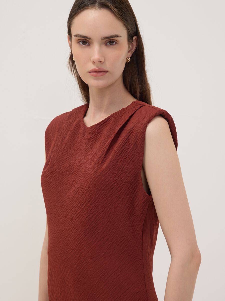 Vestido vermelho justo com detalhes franzidos_2