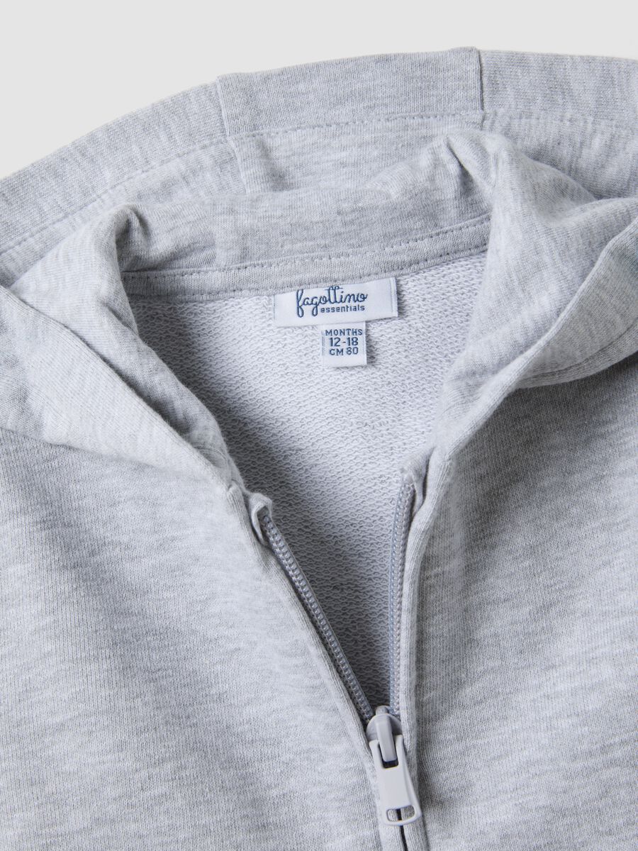 Sudadera gris con capucha de algod&oacute;n org&aacute;nico puro, corte regular, para ni&ntilde;o_2