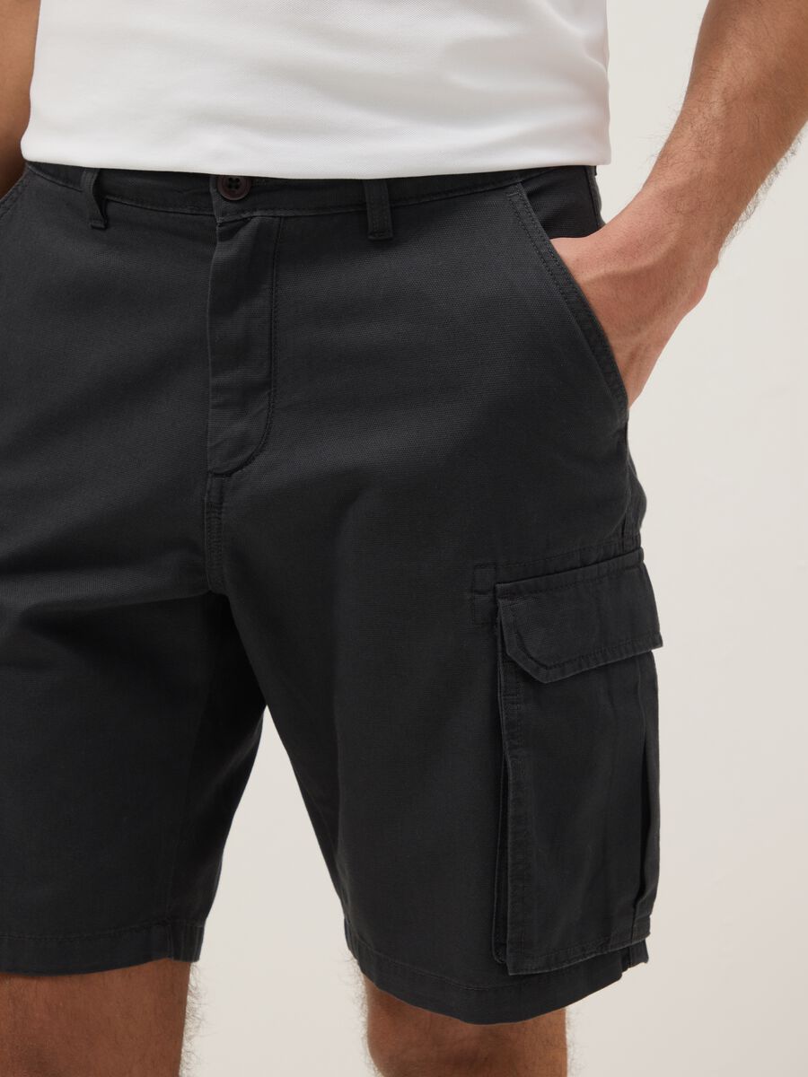 Black pure cotton cargo Bermuda shorts, regular fit_3