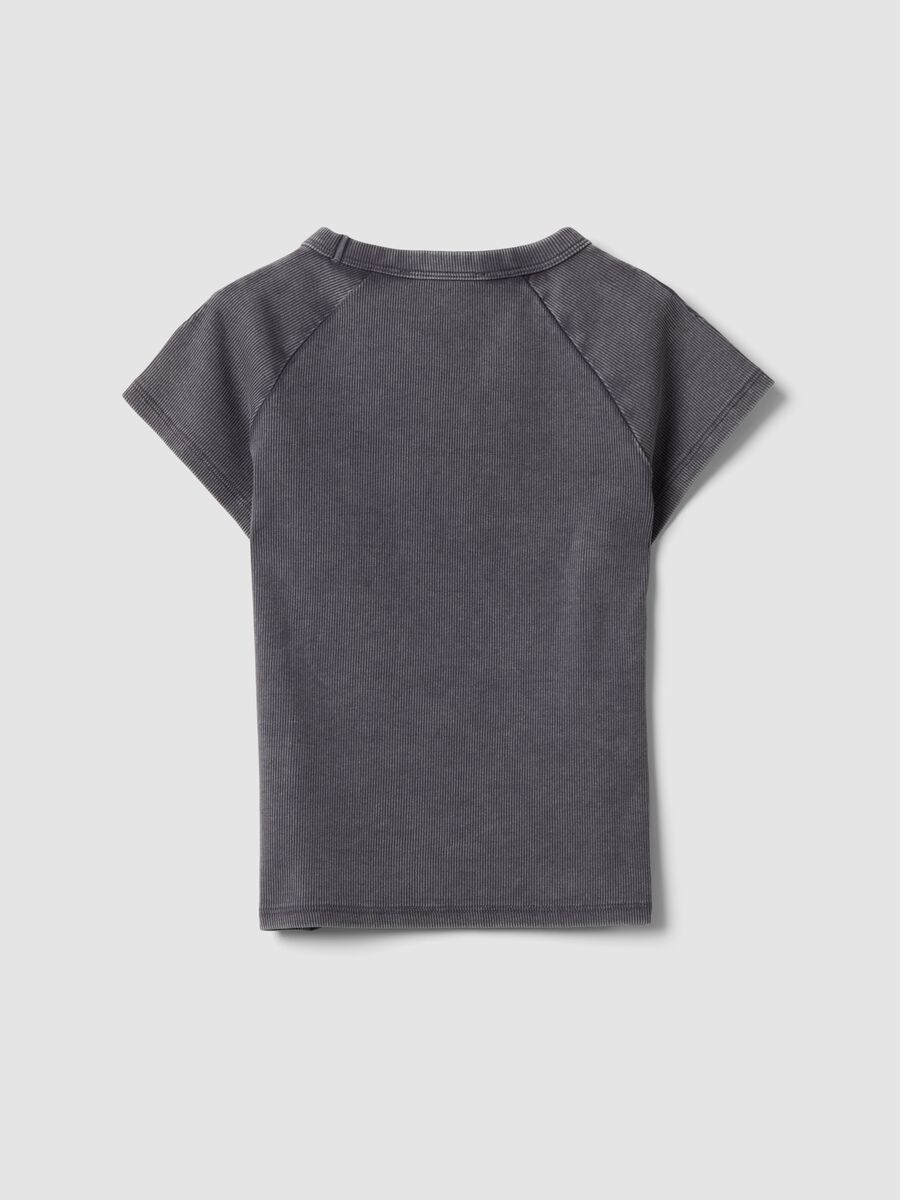 Graues, figurbetontes T-Shirt aus geripptem Stretch-Baumwollstoff mit Detroit-Schriftzug_1