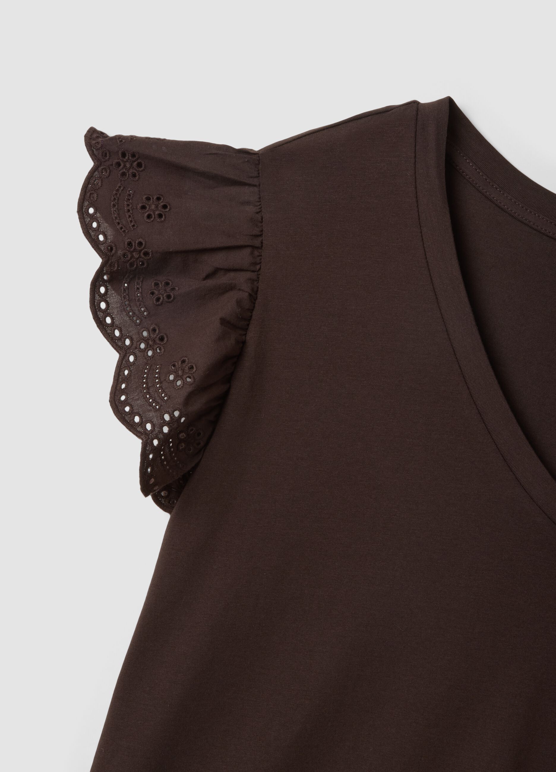 T-shirt marrone in cotone elasticizzato con maniche volant regular fit